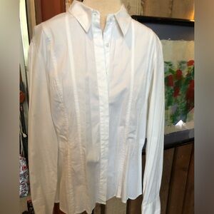 Lovely tailored Calvin Klein button down blouse!